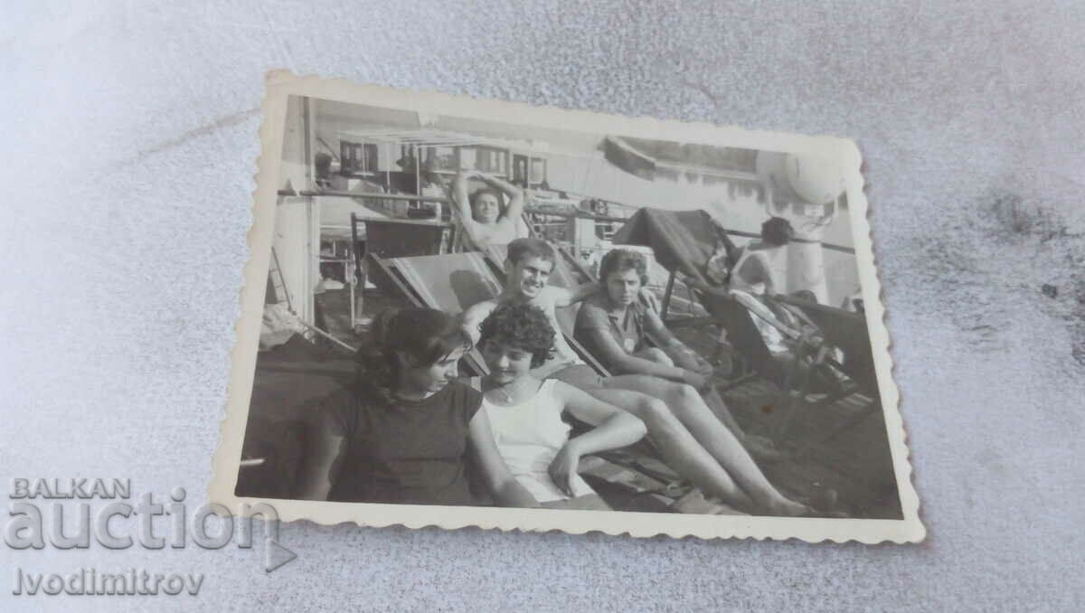 Fotografie Bărbat și fete tinere pe un vapor