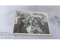 Φωτογραφία Άνδρας και νεαρά κορίτσια σε ένα ατμόπλοιο
