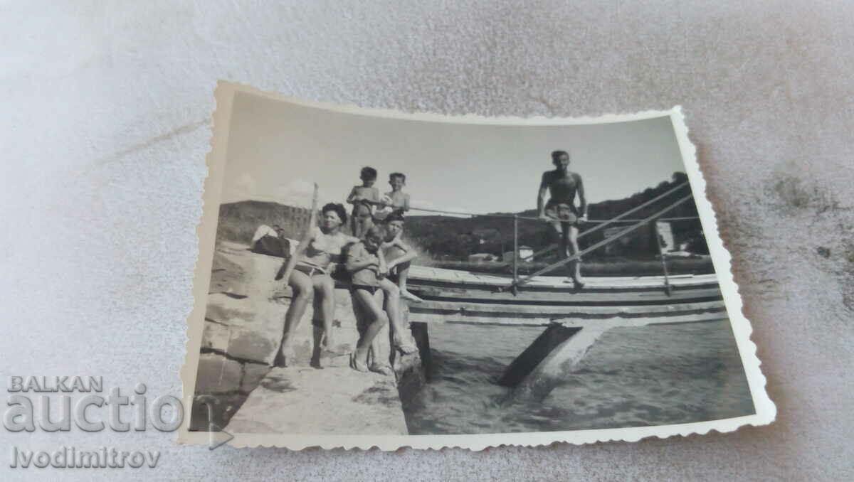 Φωτογραφία Άνδρας, γυναίκα και τέσσερα παιδιά σε μια πισίνα
