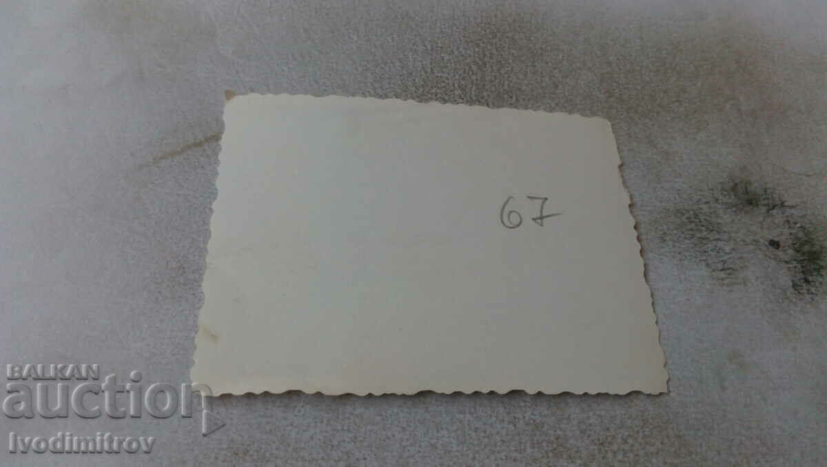 Φωτογραφία Γυναίκα στην παραλία στην αυλή του σπιτιού της με τιμή 0.65 BGN | € 0.33 Φωτογραφία Γυναίκα στην παραλία στην αυλή του σπιτιού της με τιμή 0.65 BGN | € 0.33