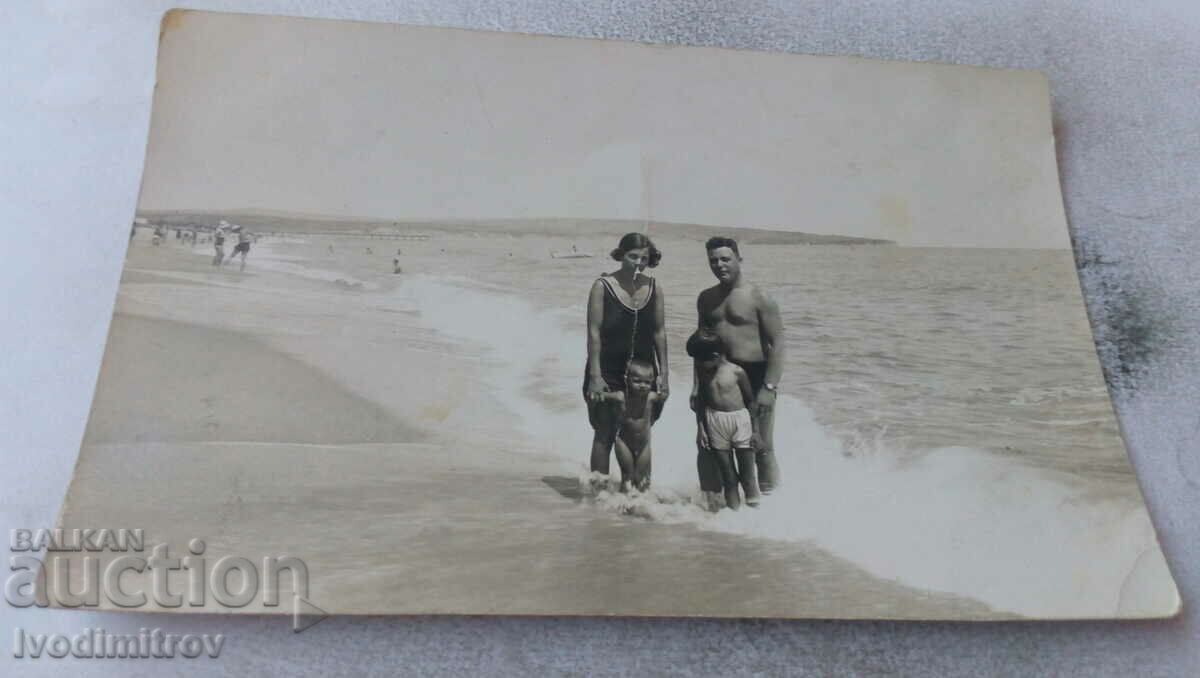 Снимка Мъж жена и две малки момчета на брега на морето