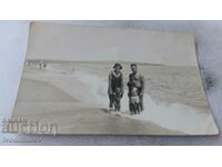 Снимка Мъж жена и две малки момчета на брега на морето