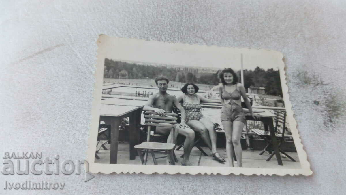 Снимка София Мъж и две жени на плажа Мария Луиза 1943