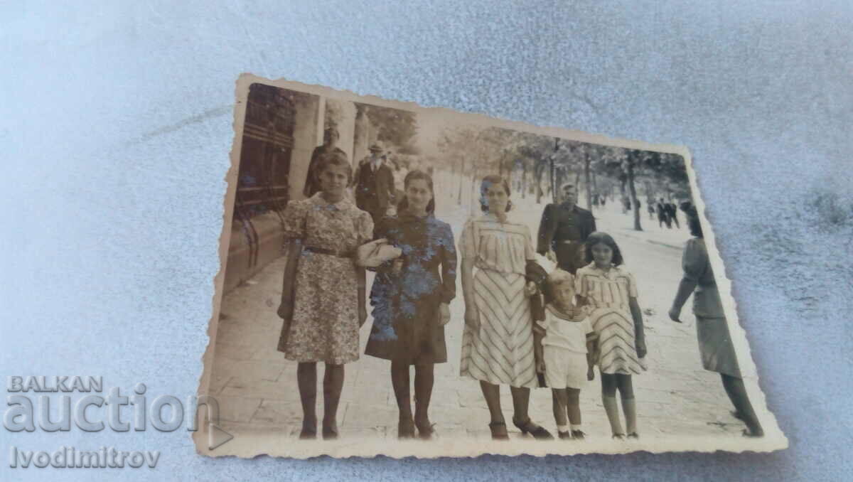 Снимка София Три жени и две деца на улицата