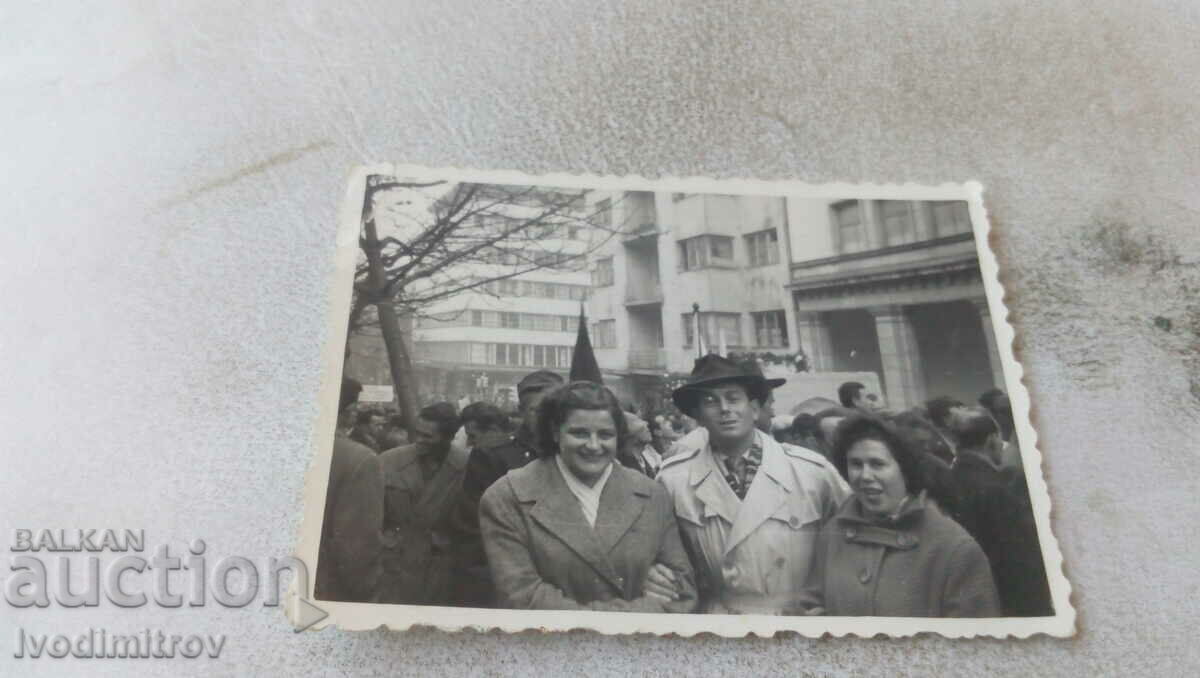 Снимка София Мъж и две жени на улица Г. С. Раковски