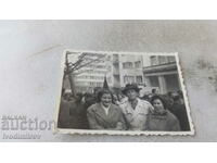Снимка София Мъж и две жени на улица Г. С. Раковски