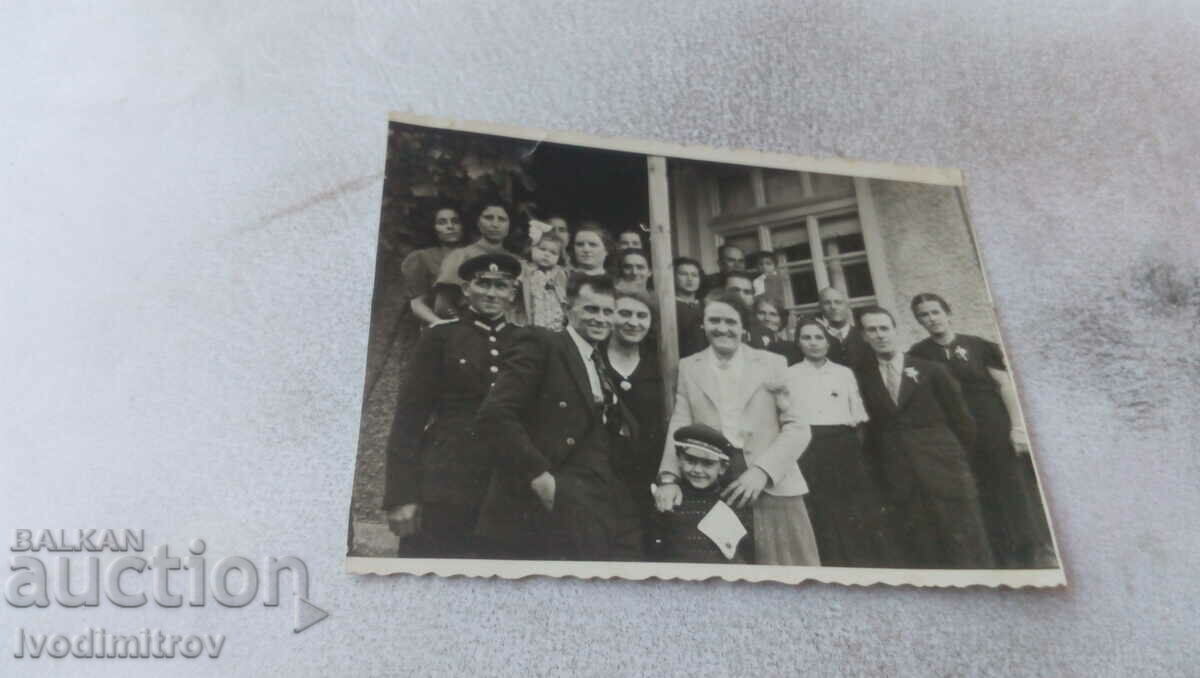 Fotografie Sofia Bărbați, femei și copii în fața unei case 1939