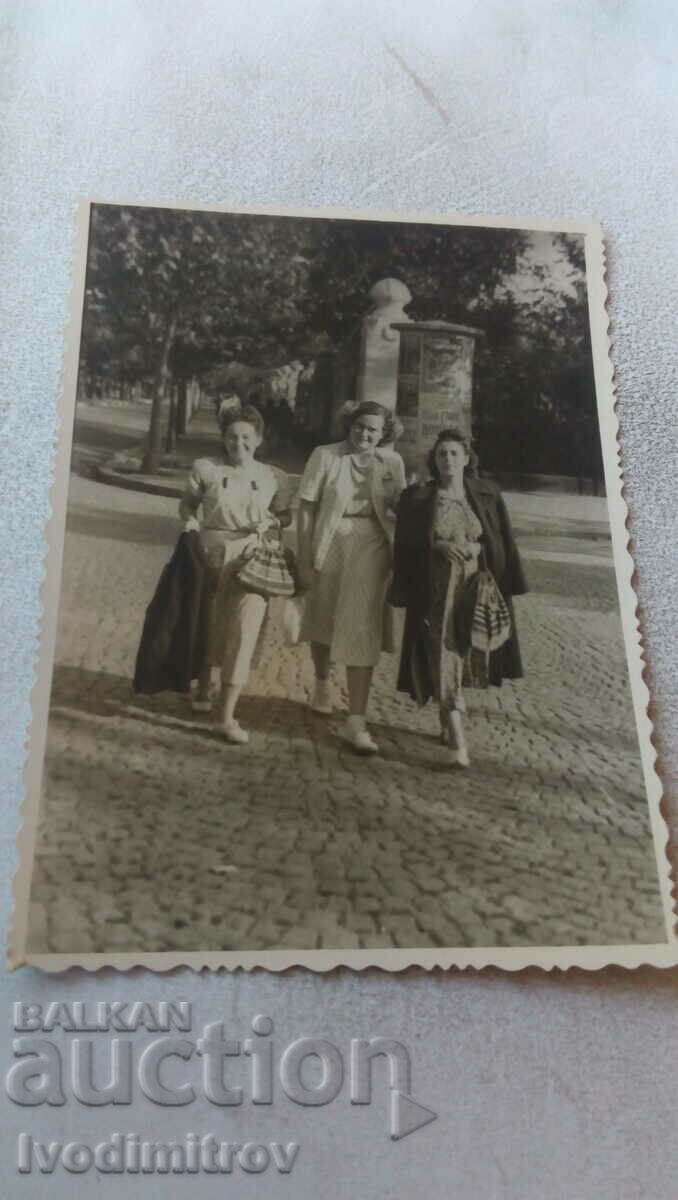 Φωτογραφία Σοφία Τρεις γυναίκες σε μια βόλτα