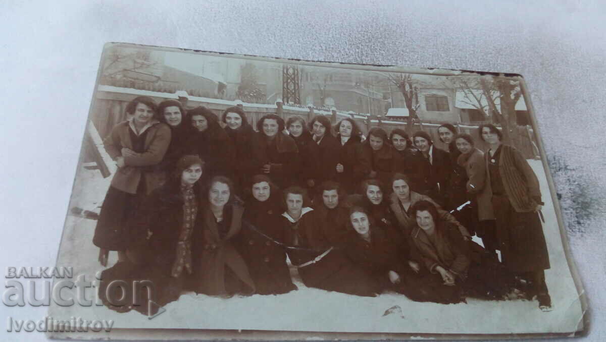 Снимка София Млади жени през зимата