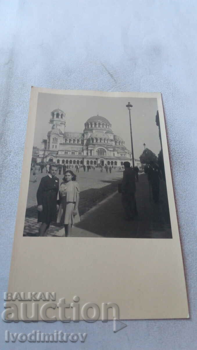 С-ка София Две млади момичета пред църквата Ал. Невски 1942
