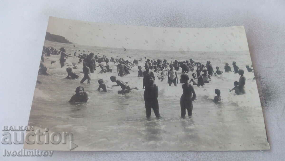 Foto Băieți și fete pe plajă