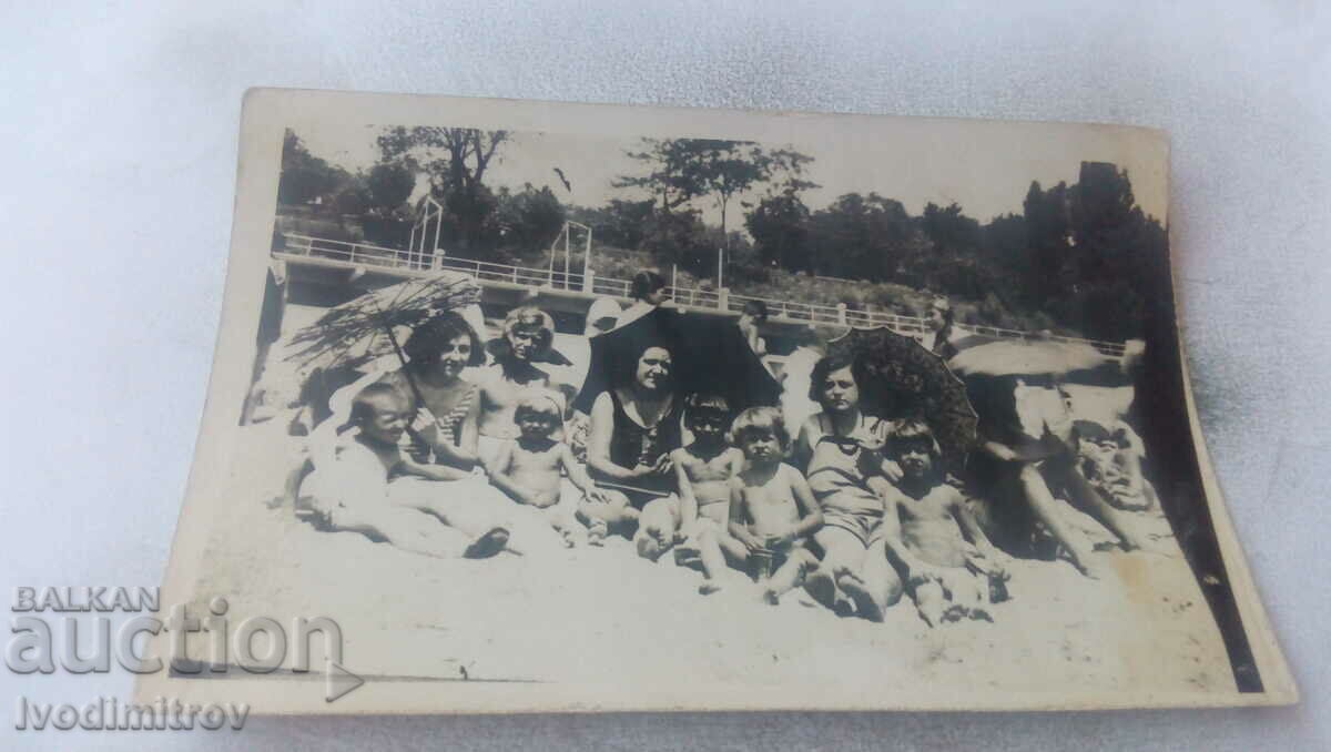 Снимка Жени и деца с ретро чадъри за слънце на плажа 1931