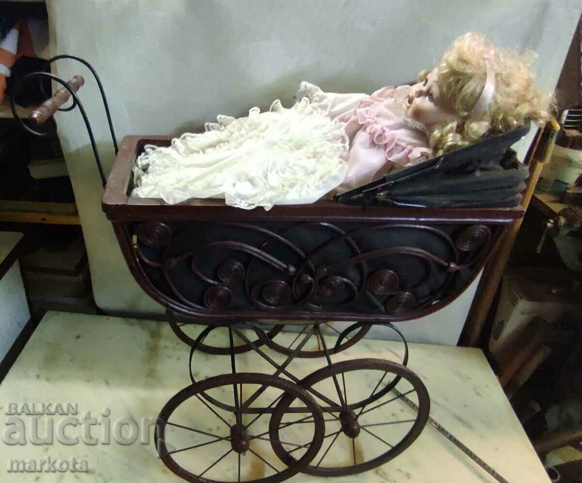 Голяма старинна количка за кукли