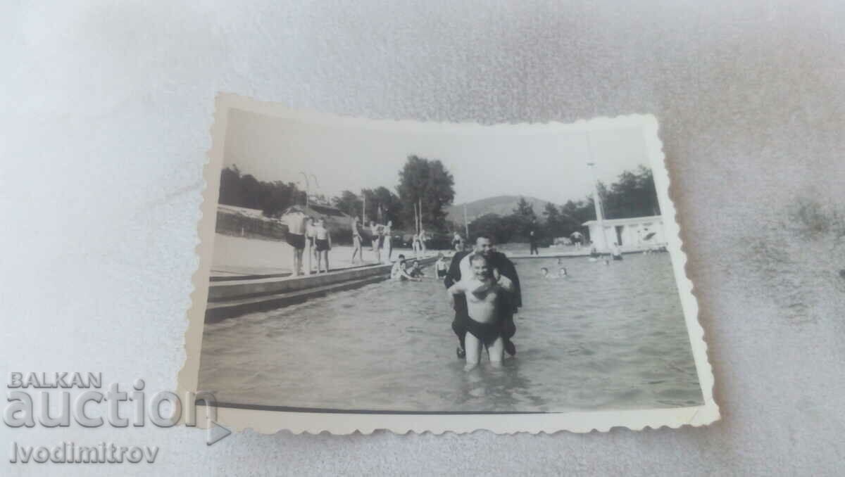 Photo Man and boy in a swimming pool