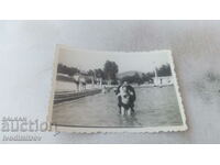 Φωτογραφία Άνδρας και αγόρι σε μια πισίνα