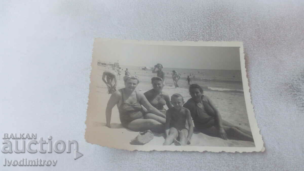 Foto Trei femei și un băiat pe plajă