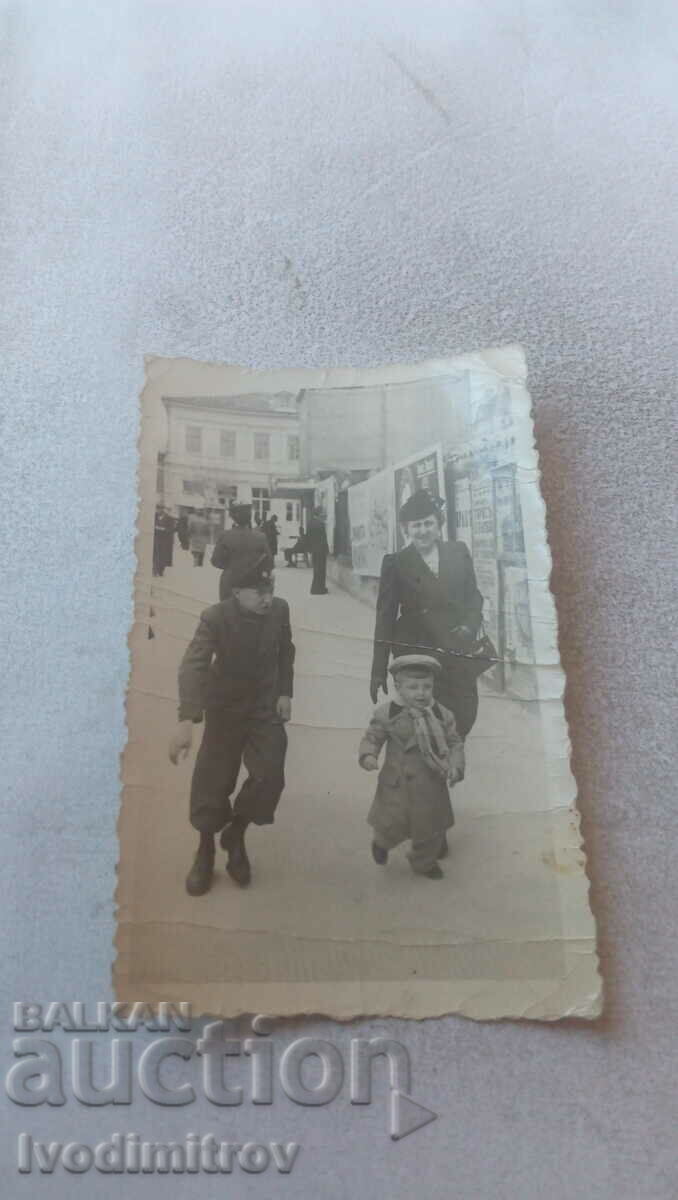 Снимка София Жена и две момчета на разходка 1938