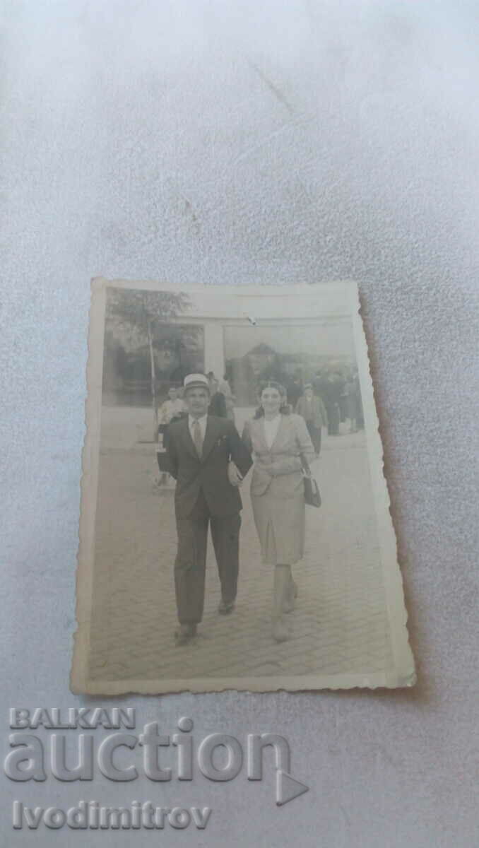 Φωτογραφία Σοφία Άνδρας και γυναίκα σε έναν περίπατο 1941