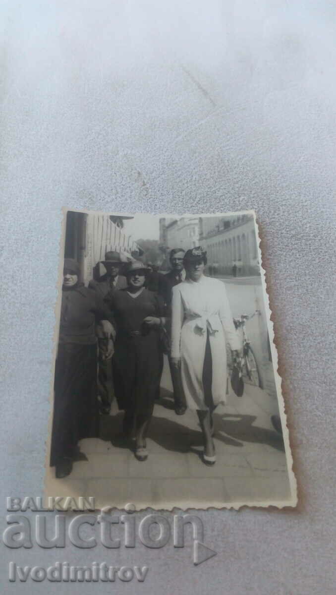 Φωτογραφία Σοφία Τρεις γυναίκες και δύο άνδρες σε μια βόλτα