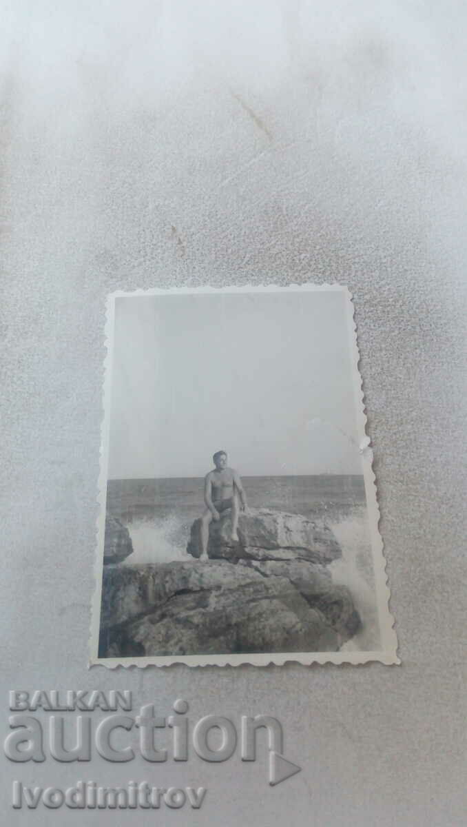 Снимка Мъж на скала край морето