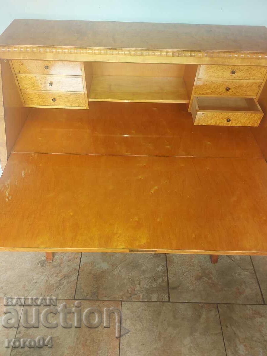 Παράδοση ΓΡΑΦΕΙΟ - ΓΡΑΜΜΑΤΕΑΣ ΓΥΝΑΙΚΩΝ - ΟΜΟΡΦΙΑ