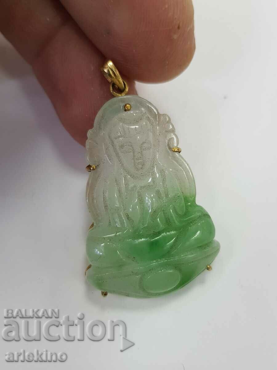 Un medalion aurit cu Buddha de jad de colecție