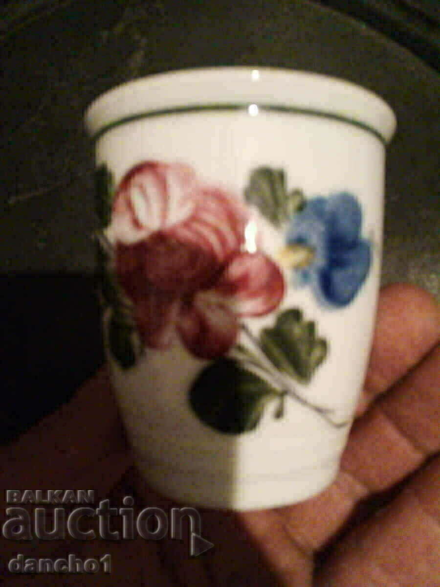 O cana cu preț 3.00 BGN | € 1.53 O cana cu preț 3.00 BGN | € 1.53