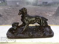 O minunată statuetă a unui câine de vânătoare din fontă