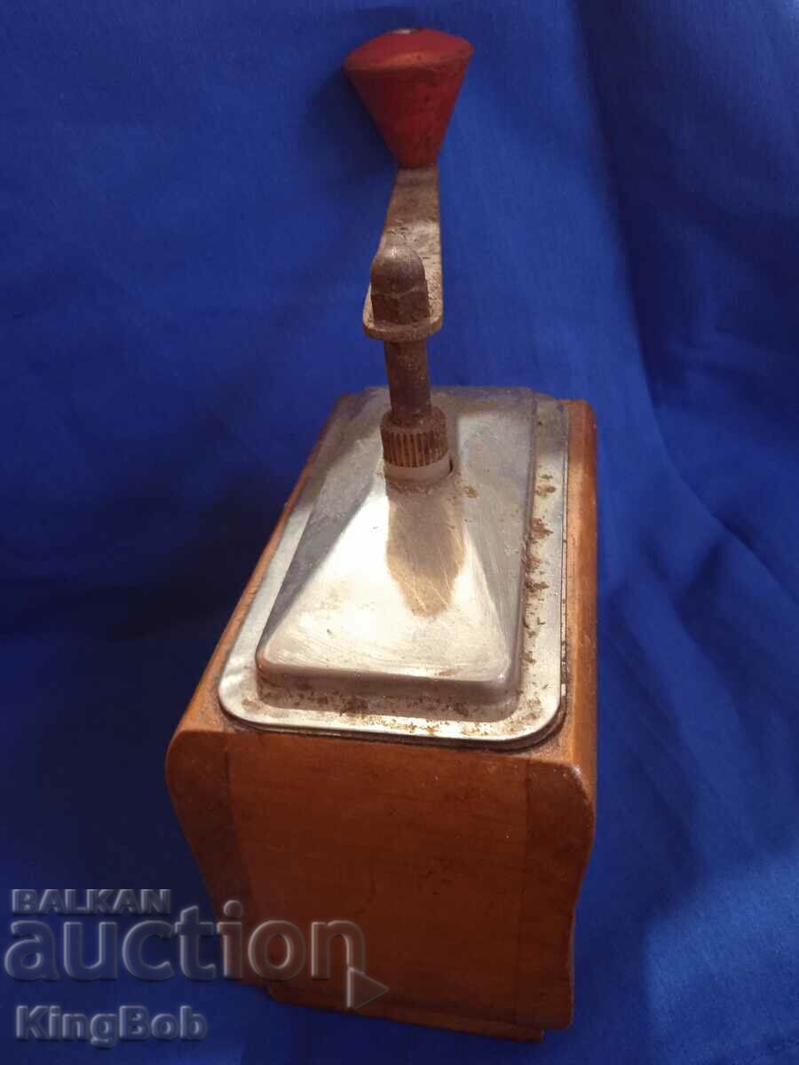 Auction  OLD GRINDER FOR COFFEE AND SPICES