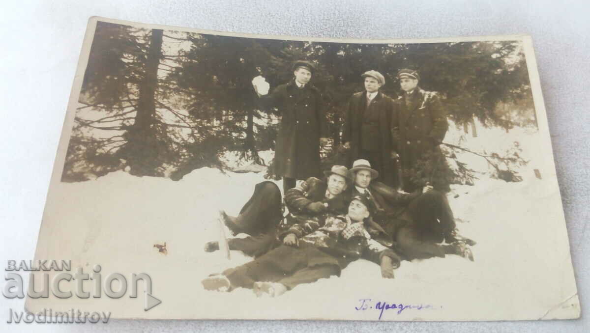 Φωτογραφία της Sofia Mladezhi στον κήπο του Μπόρις τον χειμώνα του 1930