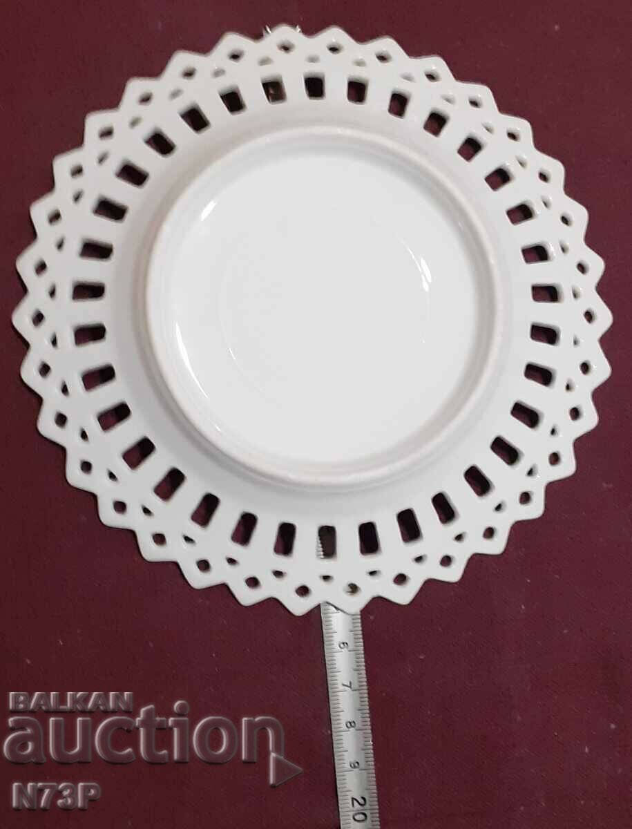 FRUMOASĂ PLATĂ DE PORCELAN. COLECTIE. cu preț 12.00 BGN | € 6.14