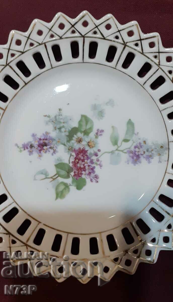 Licitație FRUMOASĂ PLATĂ DE PORCELAN. COLECTIE.