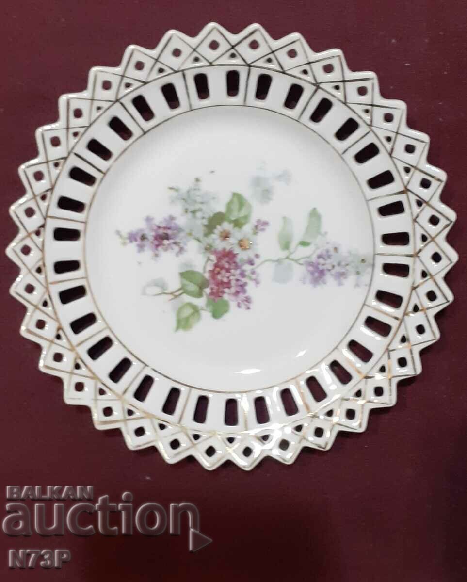 BEAUTIFUL PORCELAIN PLATE. COLLECTION.