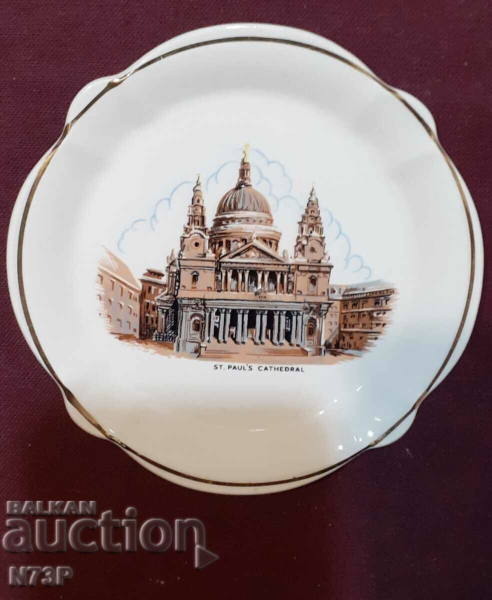 NICE PORCELAIN PLATE. COLLECTION. MADE IN ENGLAND.