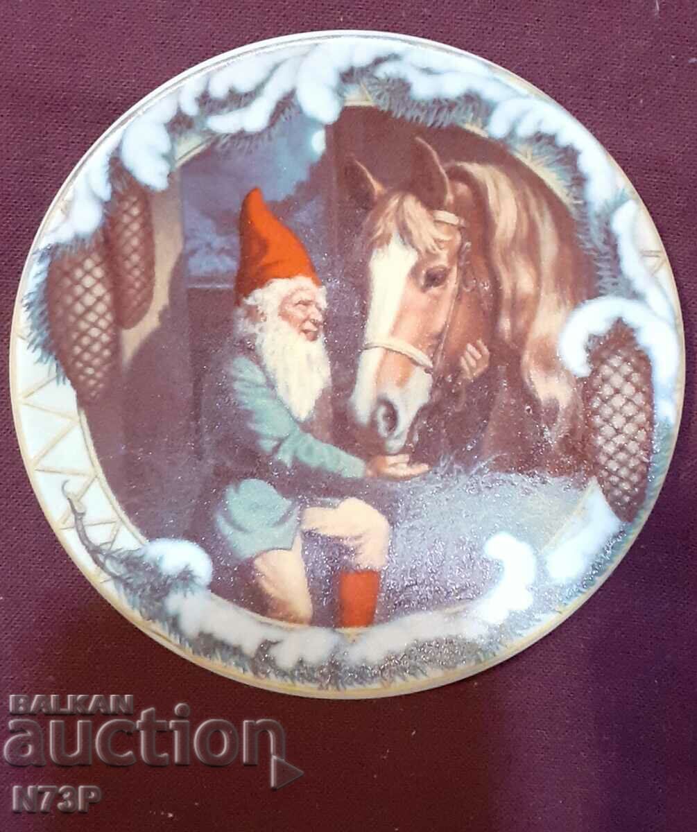 SMALL PORCELAIN PLATE. COLLECTION. MADE IN FINLAND.