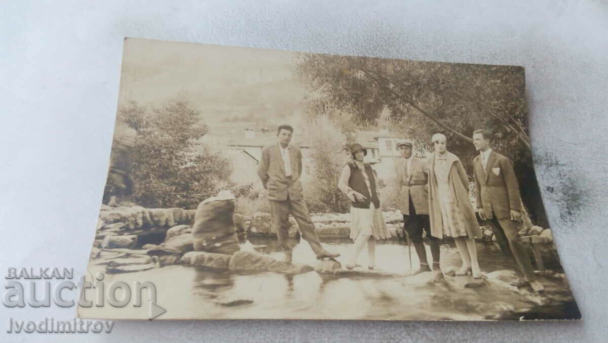 Снимка Трима мъже и две жени в коритото на река