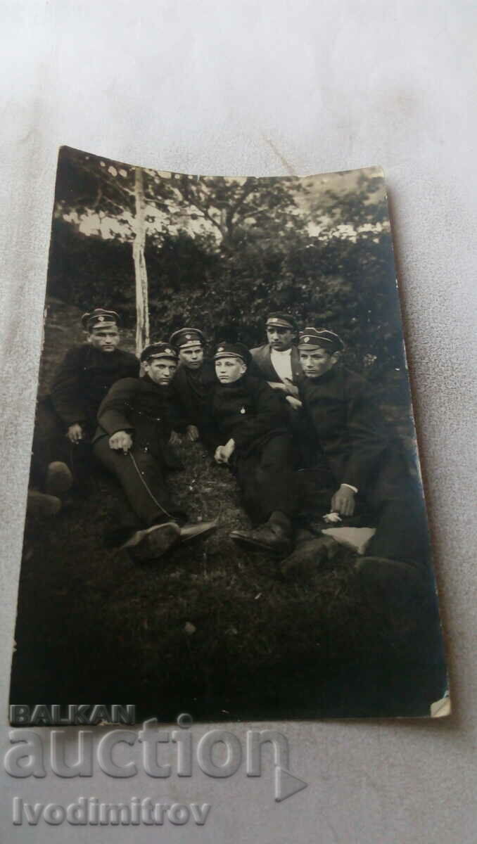 Foto Șase tineri pe pajiște
