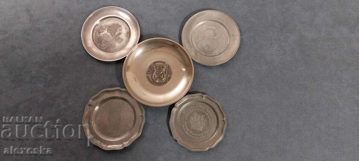 Колекция метални чинийки за стена