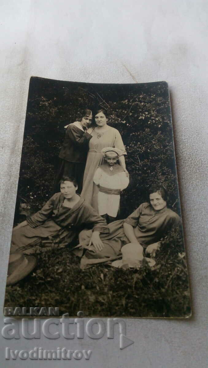 Снимка София Четири жени и момче в парка 1923