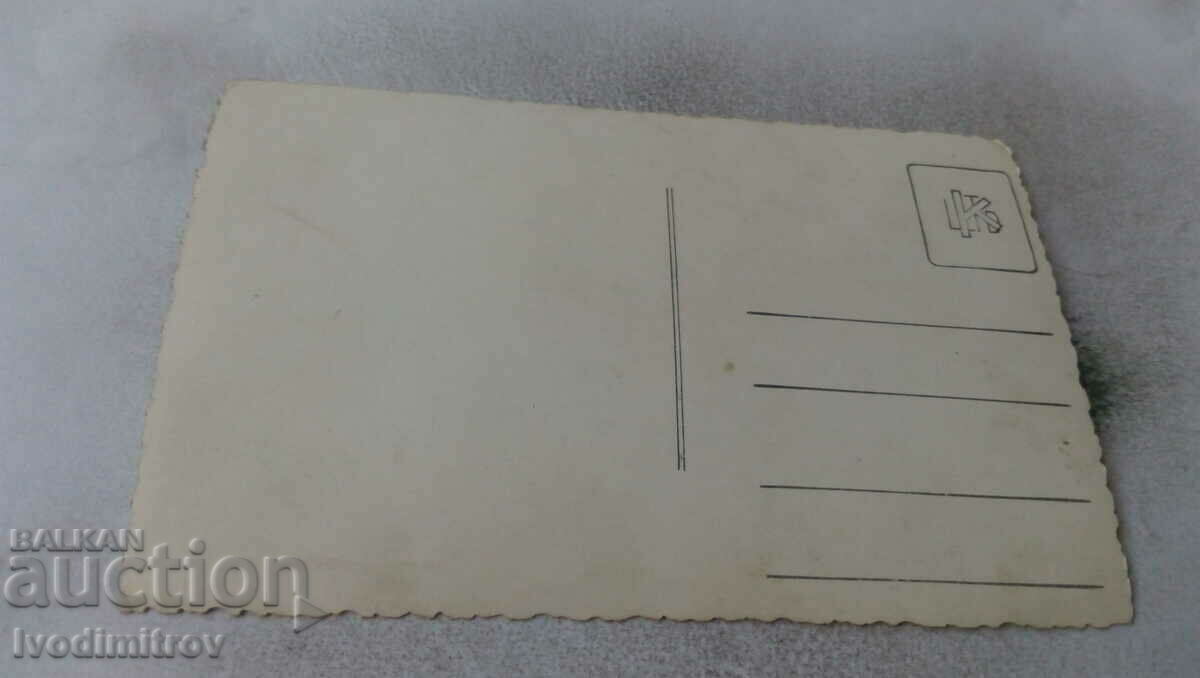 Αξιωματικός φωτογραφίας άνδρας και νεαρή κοπέλα με τιμή 1.65 BGN | € 0.84 Αξιωματικός φωτογραφίας άνδρας και νεαρή κοπέλα με τιμή 1.65 BGN | € 0.84