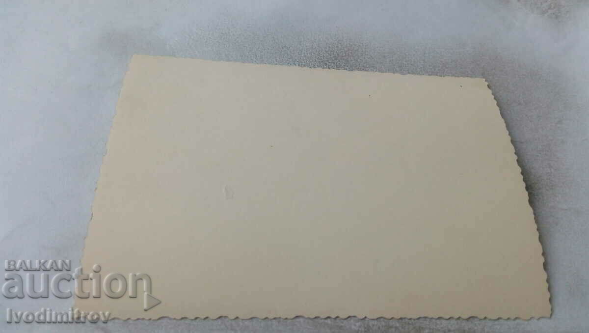 Φωτογραφία Τρεις άνδρες με ένα ακορντεόν με τιμή 1.45 BGN | € 0.74 Φωτογραφία Τρεις άνδρες με ένα ακορντεόν με τιμή 1.45 BGN | € 0.74