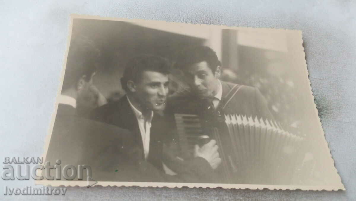 Foto Trei bărbați cu un acordeon