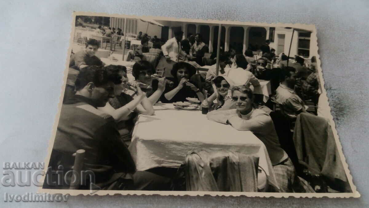 Снимка Мъж и жени около маса