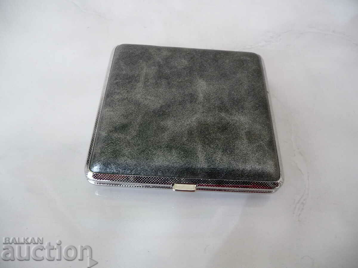 Auction Cigarette case for smokers, collectors and others in gray Auction Cigarette case for smokers, collectors and others in gray