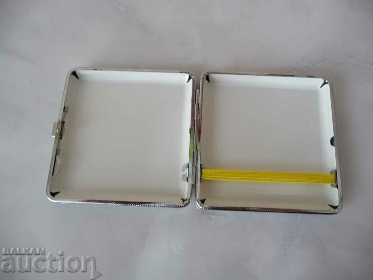 Delivery of Cigarette case for smokers, collectors and others in gray Delivery of Cigarette case for smokers, collectors and others in gray