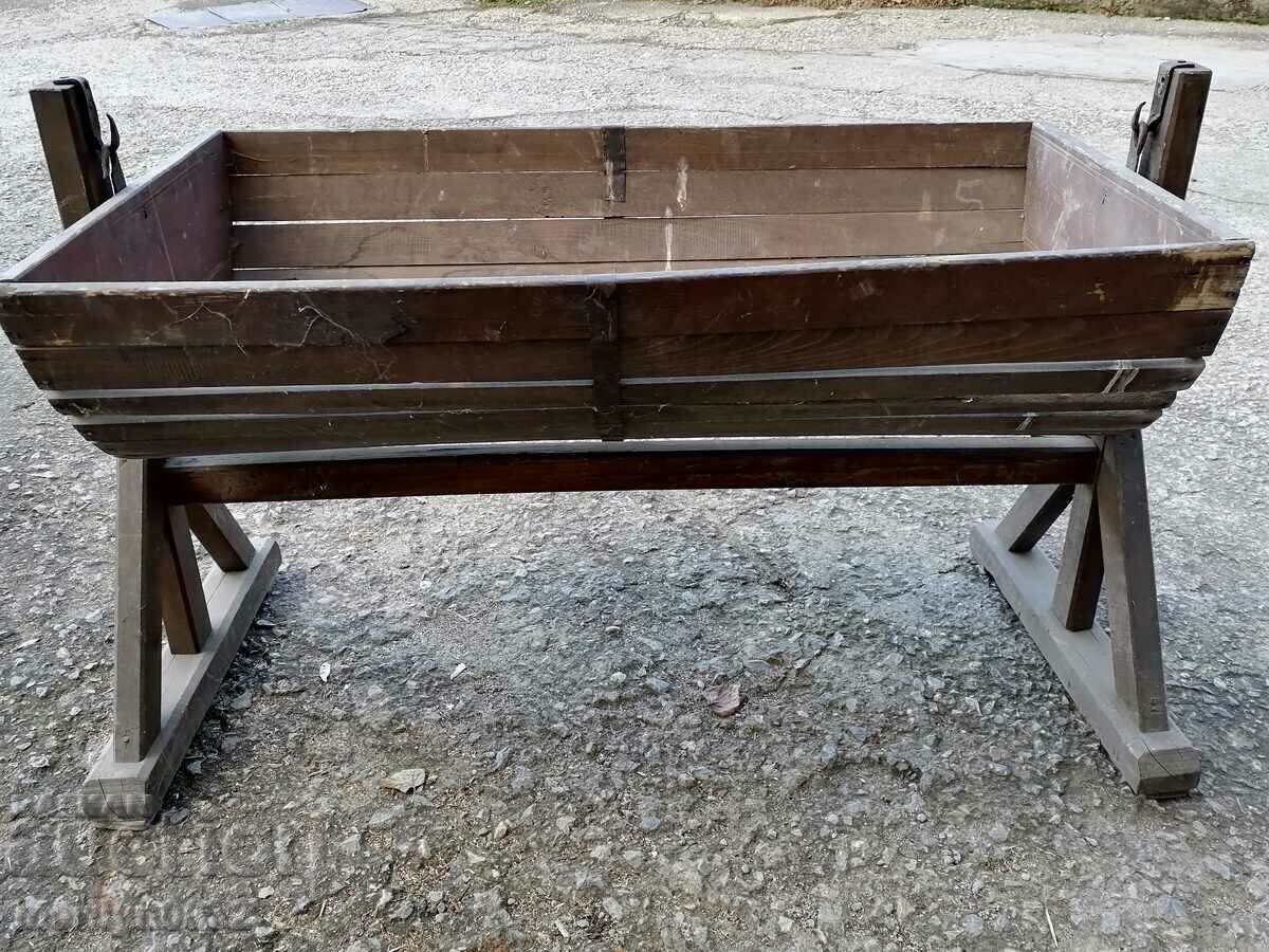 Παλιά ξύλινη κούνια των αρχών του 20ου αιώνα με τιμή 235.00 BGN | € 120.15 Παλιά ξύλινη κούνια των αρχών του 20ου αιώνα με τιμή 235.00 BGN | € 120.15