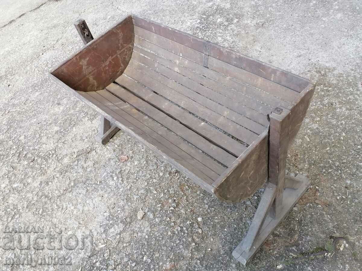 Δημοπρασία Παλιά ξύλινη κούνια των αρχών του 20ου αιώνα Δημοπρασία Παλιά ξύλινη κούνια των αρχών του 20ου αιώνα