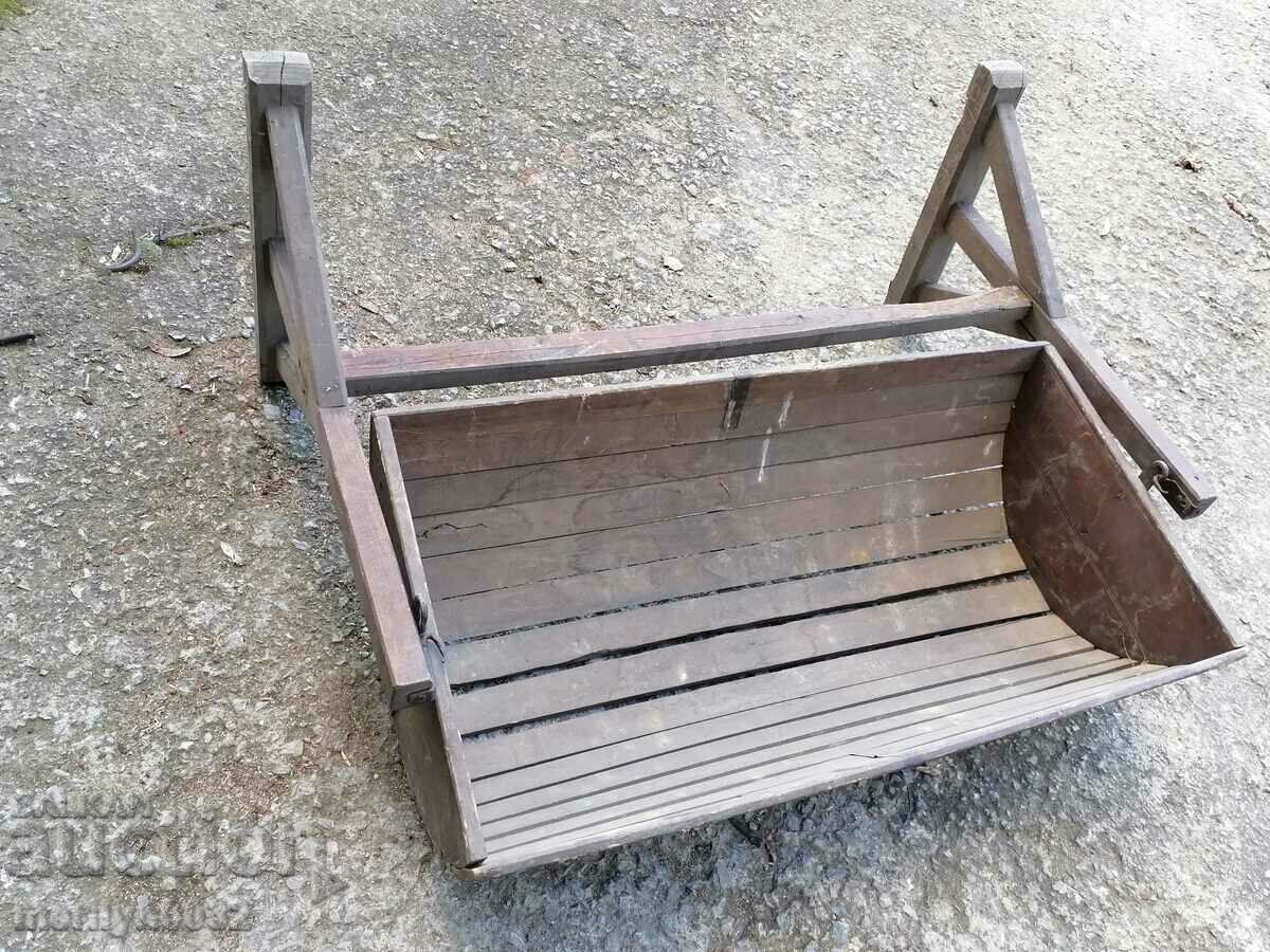 Παράδοση Παλιά ξύλινη κούνια των αρχών του 20ου αιώνα Παράδοση Παλιά ξύλινη κούνια των αρχών του 20ου αιώνα