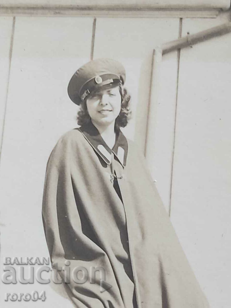 Доставка на ХИСАРЯ - ЖЕНА - ФУРАЖКА - ПЕЛЕРИНА