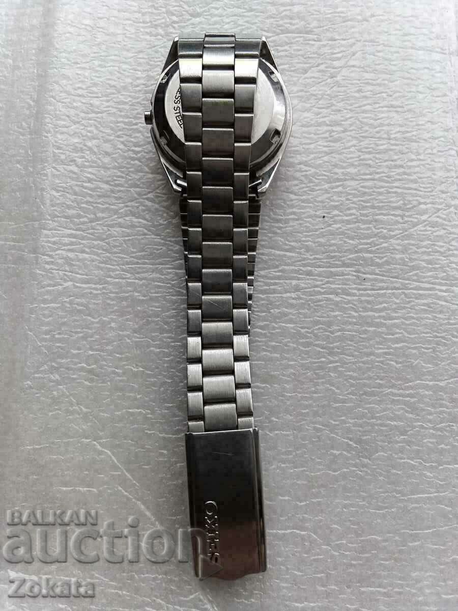 Case with chain and glass. with price 10.00 BGN | € 5.11